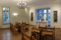 11.04.2019 - Drugi witraż w kaplicy klasztornej (montaż)