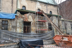 17.03.2021 - Remont dachów nad kaplicą i zakrystiami. Dalszy postęp prac.