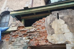 17.03.2021 - Remont dachów nad kaplicą i zakrystiami. Dalszy postęp prac.