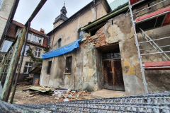 17.03.2021 - Remont dachów nad kaplicą i zakrystiami. Dalszy postęp prac.