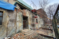 17.03.2021 - Remont dachów nad kaplicą i zakrystiami. Dalszy postęp prac.