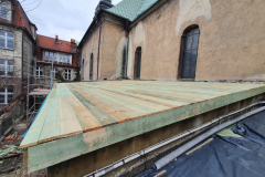 17.03.2021 - Remont dachów nad kaplicą i zakrystiami. Dalszy postęp prac.