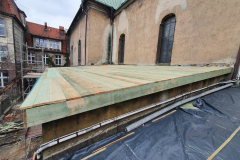 17.03.2021 - Remont dachów nad kaplicą i zakrystiami. Dalszy postęp prac.