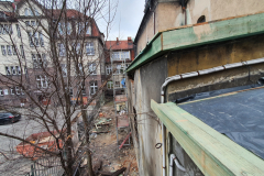 17.03.2021 - Remont dachów nad kaplicą i zakrystiami. Dalszy postęp prac.