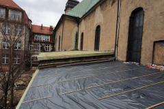 17.03.2021 - Remont dachów nad kaplicą i zakrystiami. Dalszy postęp prac.