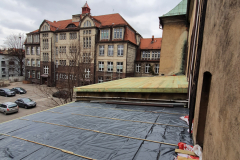 17.03.2021 - Remont dachów nad kaplicą i zakrystiami. Dalszy postęp prac.