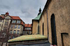 17.03.2021 - Remont dachów nad kaplicą i zakrystiami. Dalszy postęp prac.
