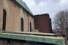 17.03.2021 - Remont dachów nad kaplicą i zakrystiami. Dalszy postęp prac.