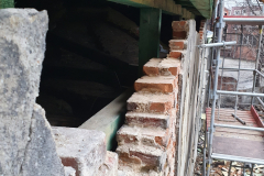 17.03.2021 - Remont dachów nad kaplicą i zakrystiami. Dalszy postęp prac.