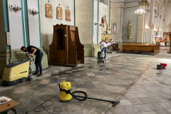2.09.2021 - Czyszczenie posadzki w kościele