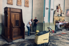 2.09.2021 - Czyszczenie posadzki w kościele